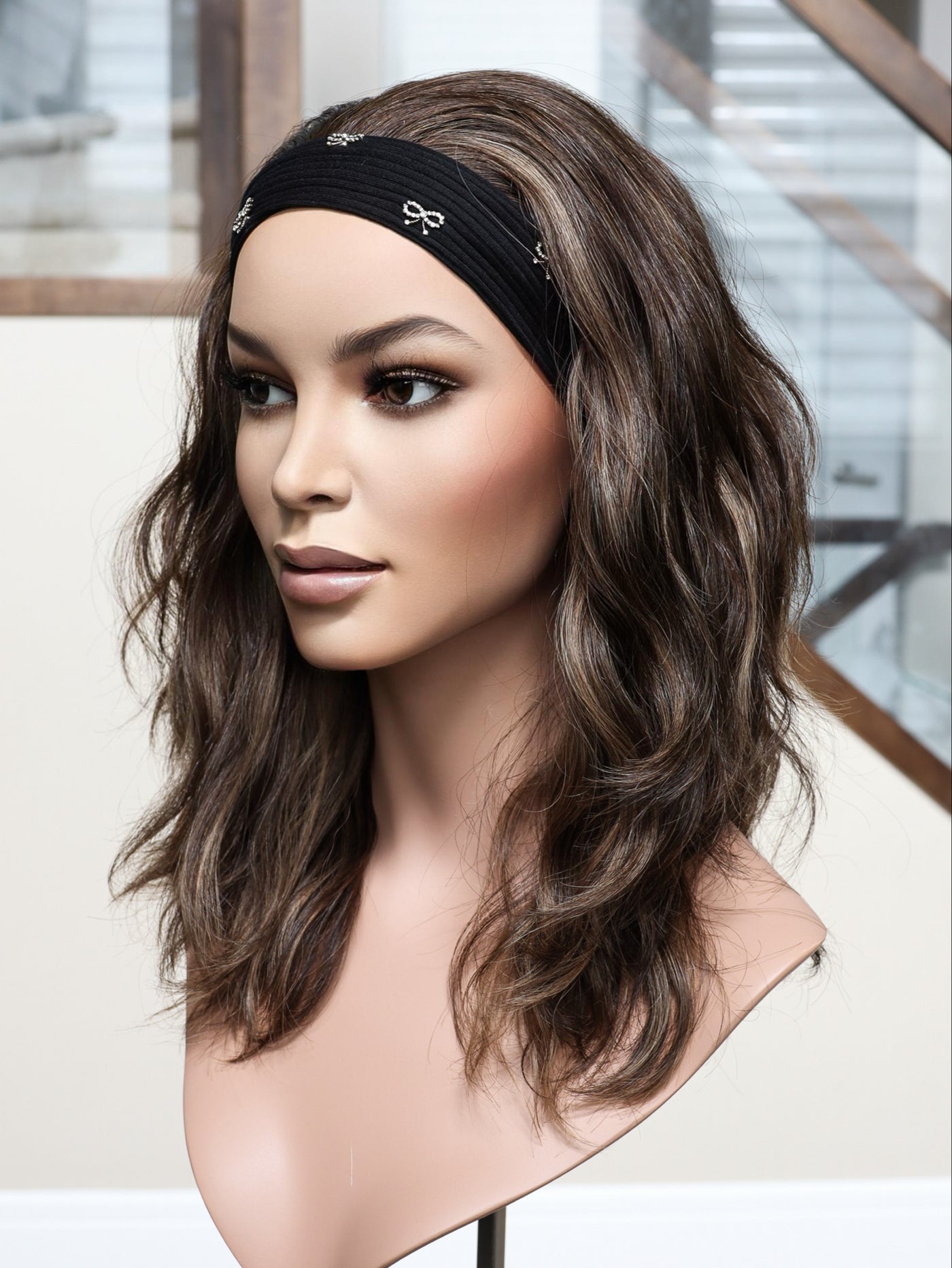 20" Flavia Wavy Bandfall Active Wig (M)